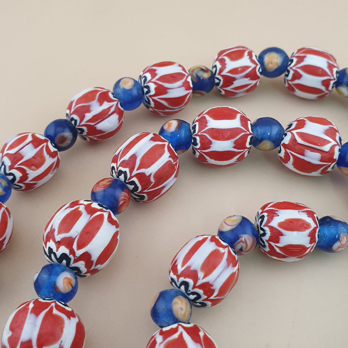 Collier de perles en verre style vénitien vintage, motif chevrons et fleurs