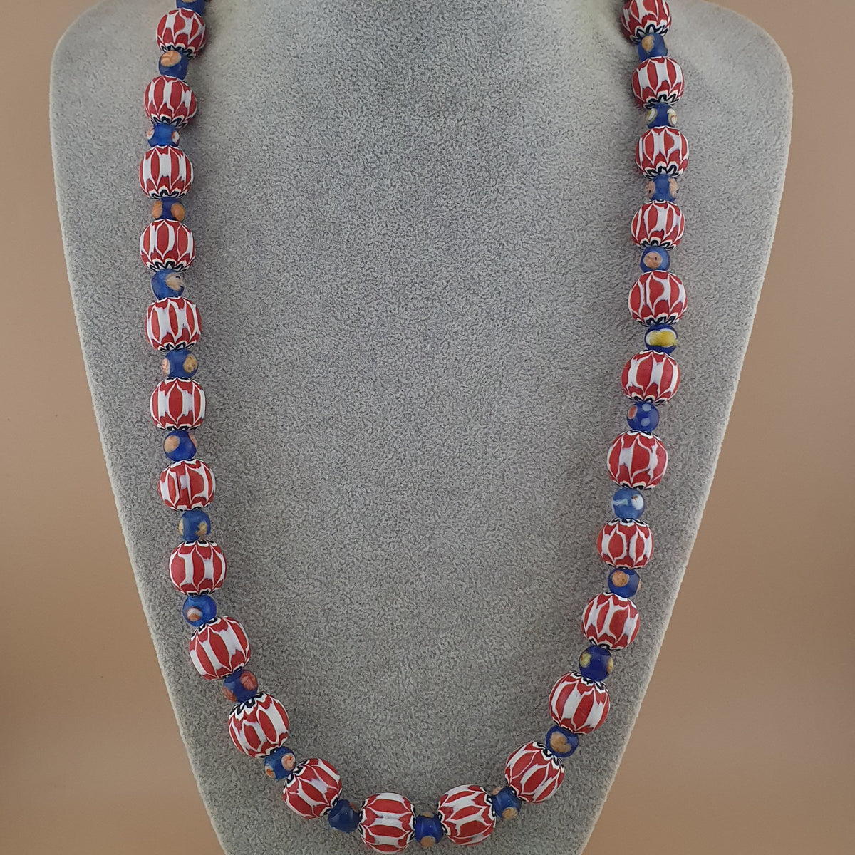 Collier de perles en verre style vénitien vintage, motif chevrons et fleurs