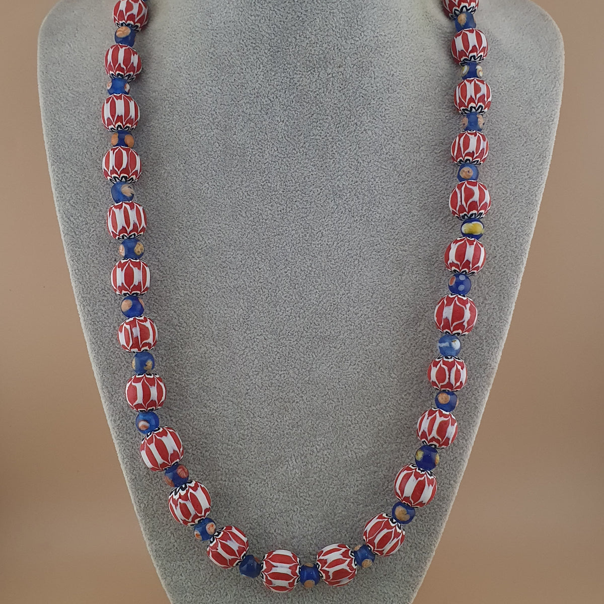 Collier de perles en verre style vénitien vintage, motif chevrons et fleurs