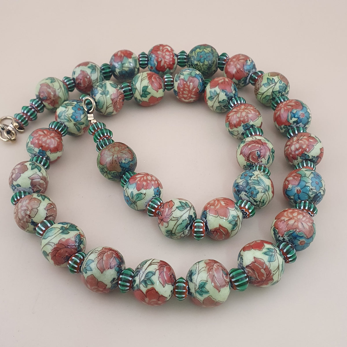 Collier de perles en verre à motifs floraux et chevrons, style céramique vénitienne vintage