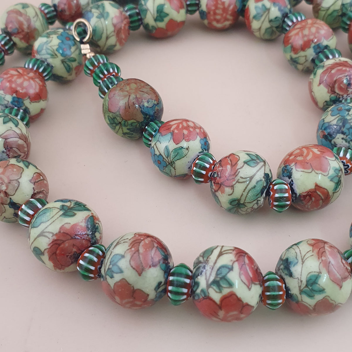 Collier de perles en verre à motifs floraux et chevrons, style céramique vénitienne vintage
