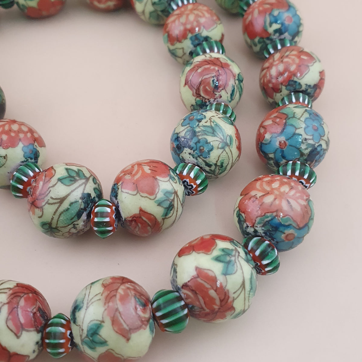Collier de perles en verre à motifs floraux et chevrons, style céramique vénitienne vintage