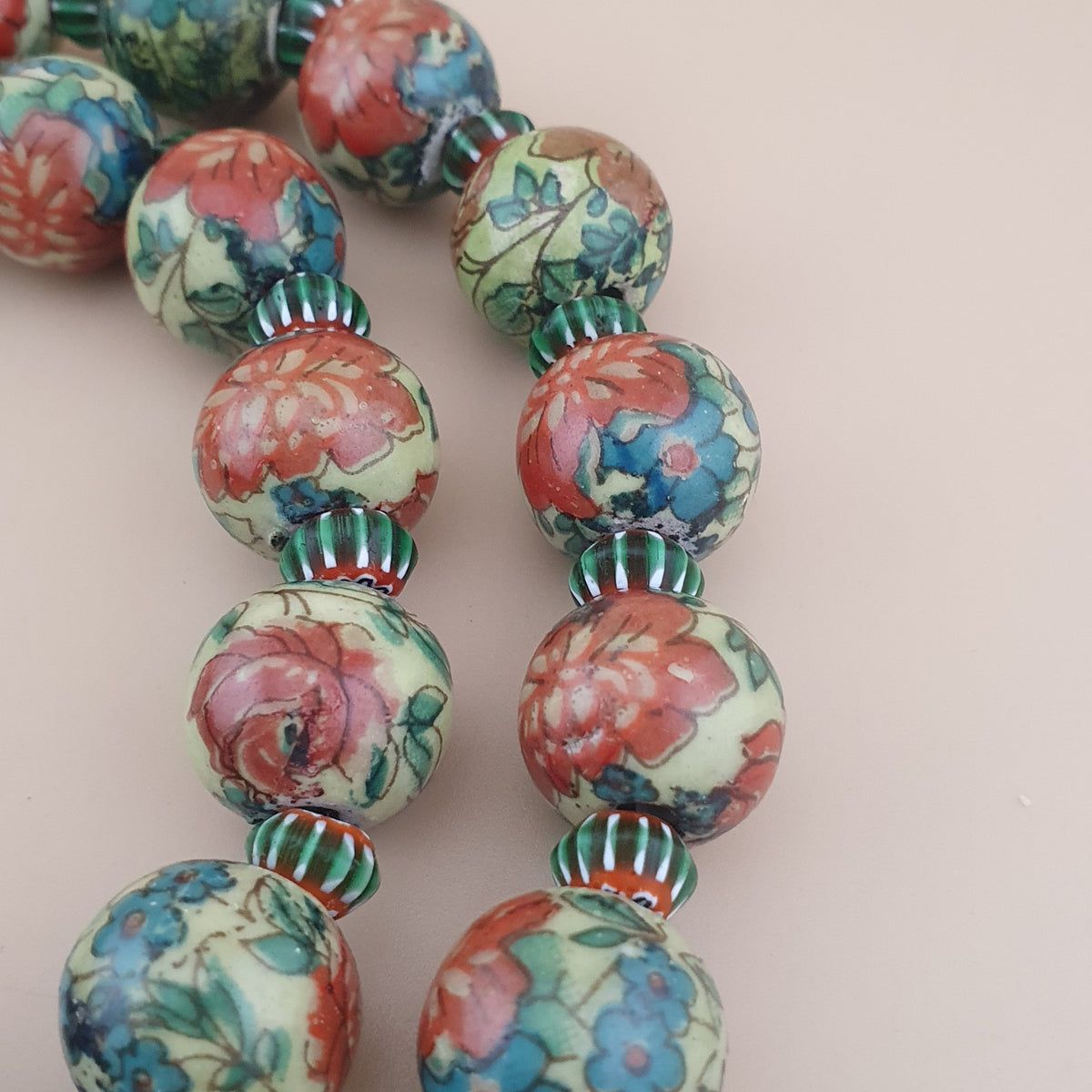 Collier de perles en verre à motifs floraux et chevrons, style céramique vénitienne vintage