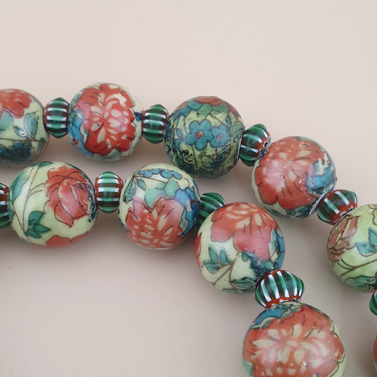 Collier de perles en verre à motifs floraux et chevrons, style céramique vénitienne vintage