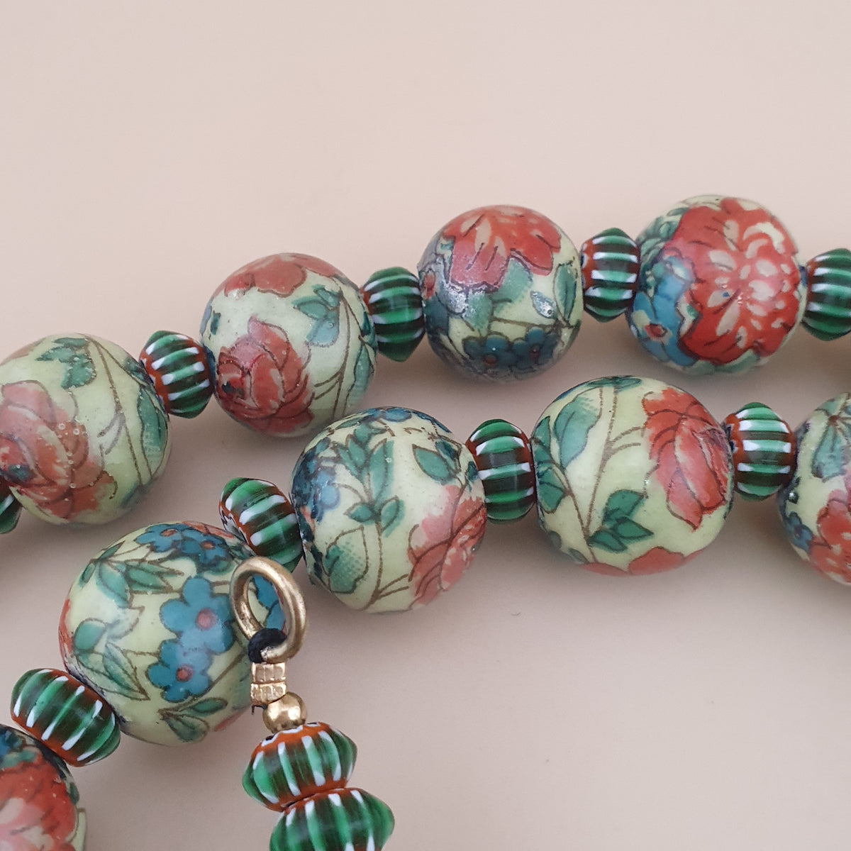 Collier de perles en verre à motifs floraux et chevrons, style céramique vénitienne vintage