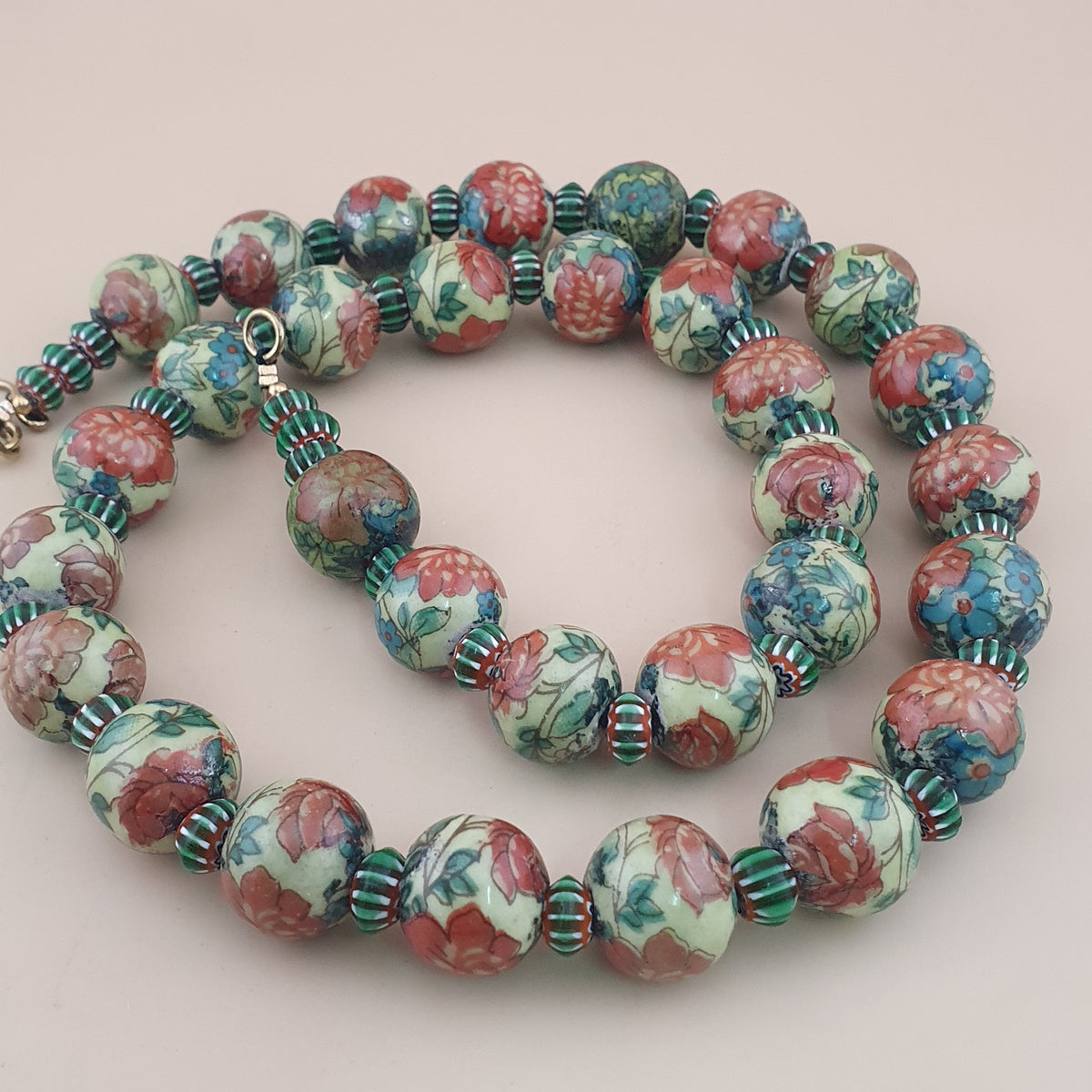 Collier de perles en verre à motifs floraux et chevrons, style céramique vénitienne vintage