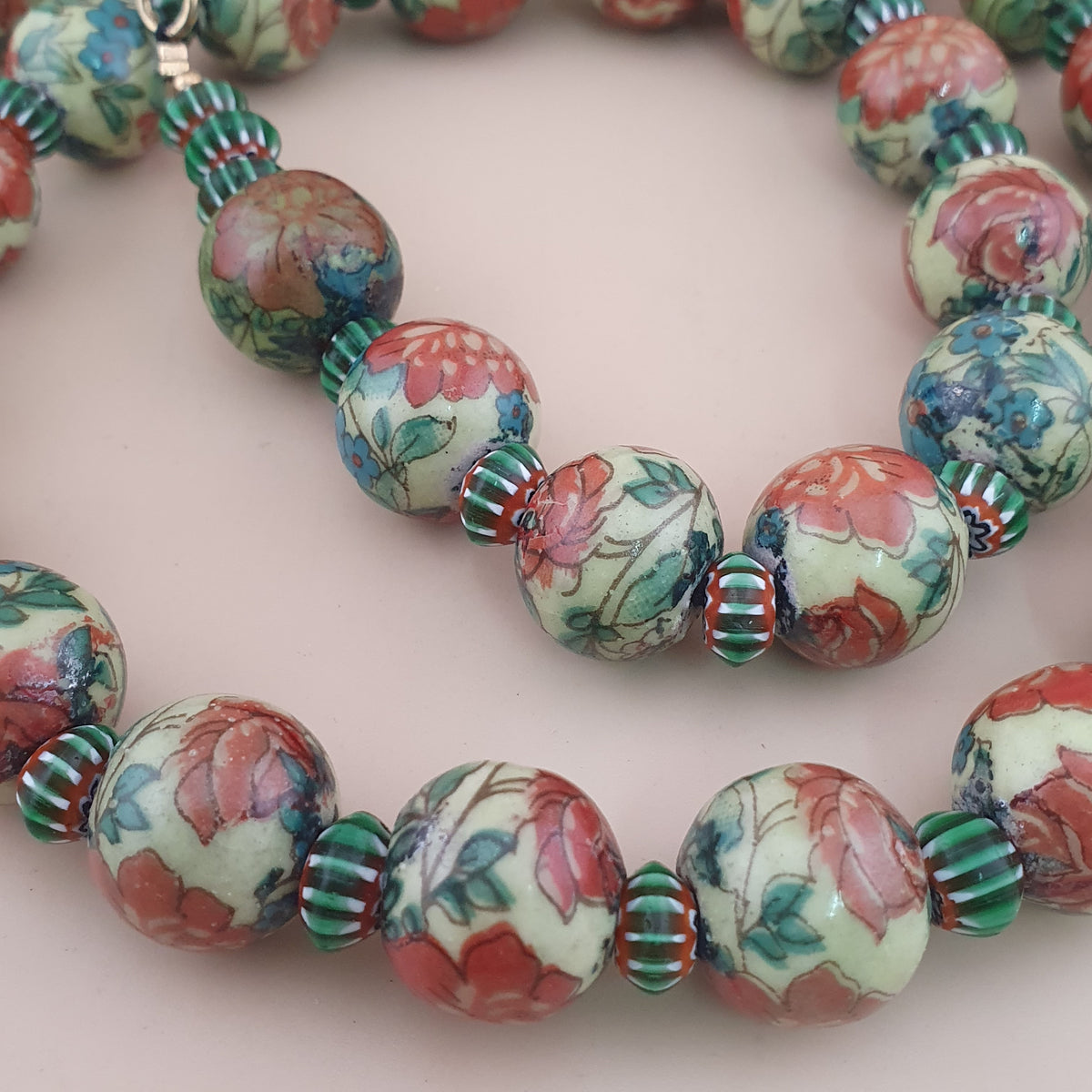Collier de perles en verre à motifs floraux et chevrons, style céramique vénitienne vintage