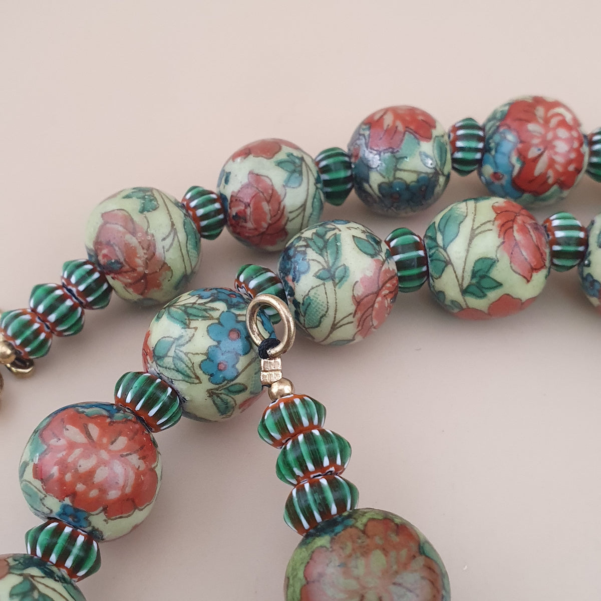 Collier de perles en verre à motifs floraux et chevrons, style céramique vénitienne vintage