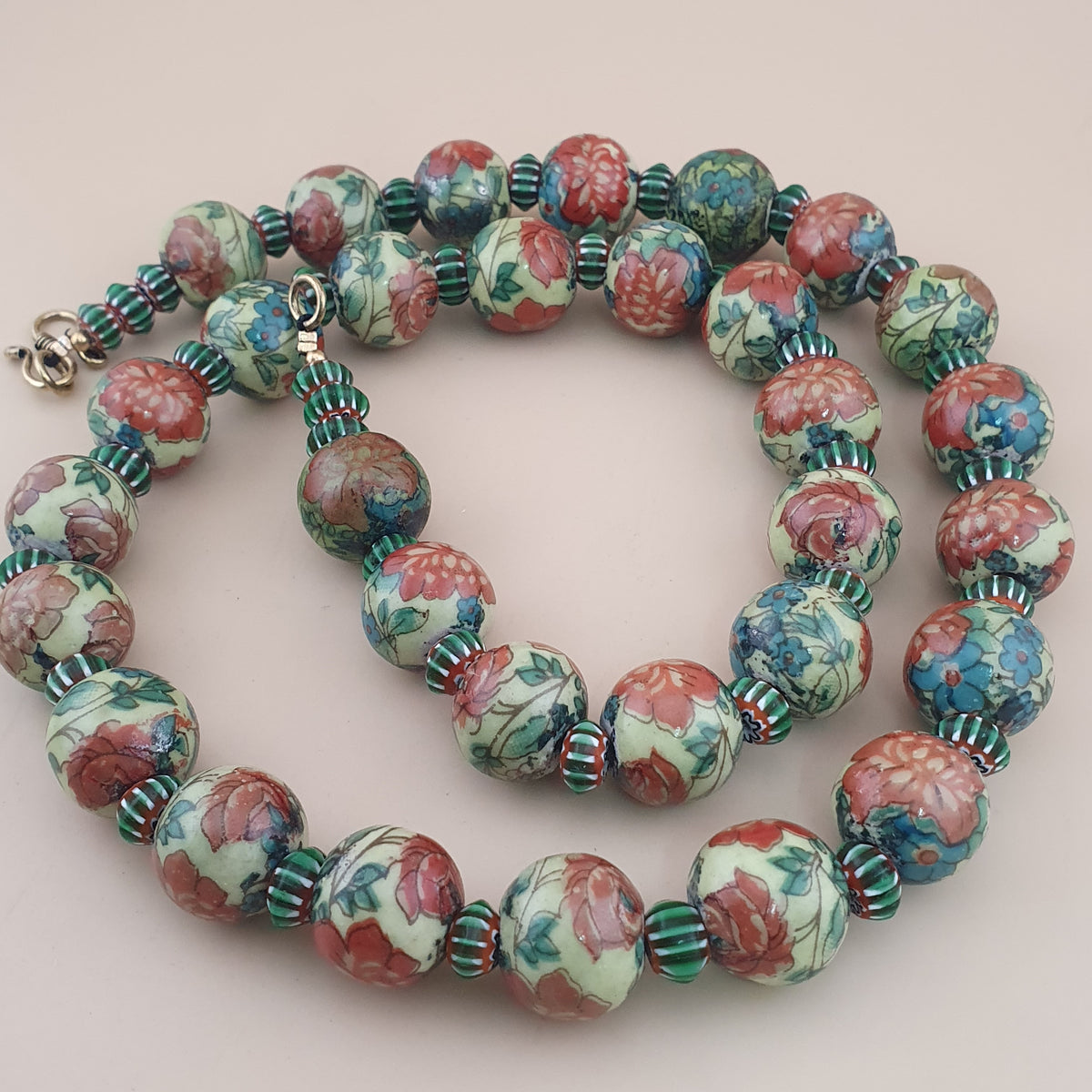 Collier de perles en verre à motifs floraux et chevrons, style céramique vénitienne vintage
