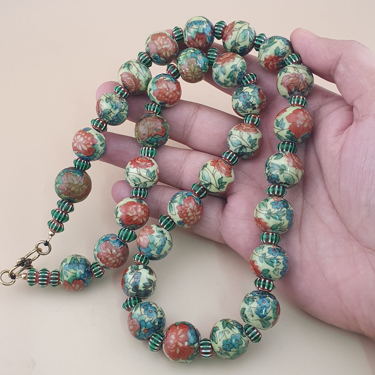 Collier de perles en verre à motifs floraux et chevrons, style céramique vénitienne vintage