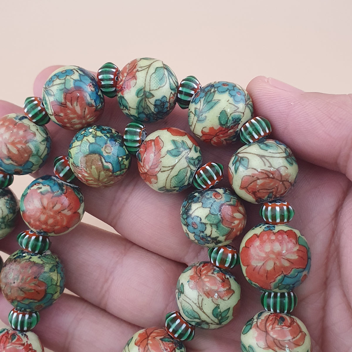 Collier de perles en verre à motifs floraux et chevrons, style céramique vénitienne vintage