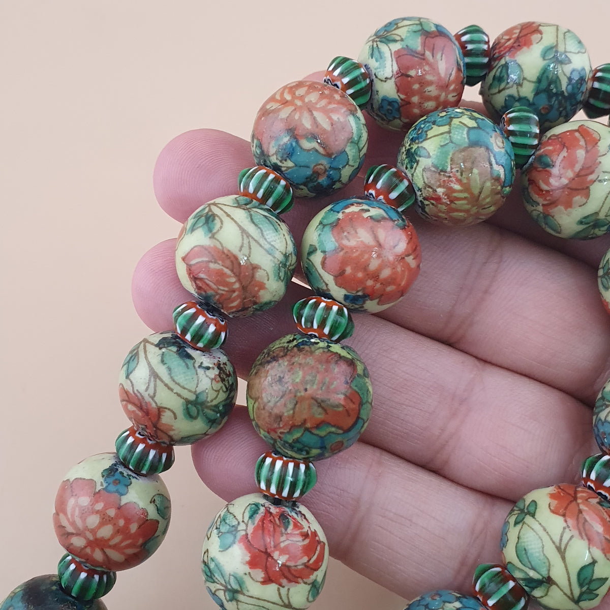 Collier de perles en verre à motifs floraux et chevrons, style céramique vénitienne vintage