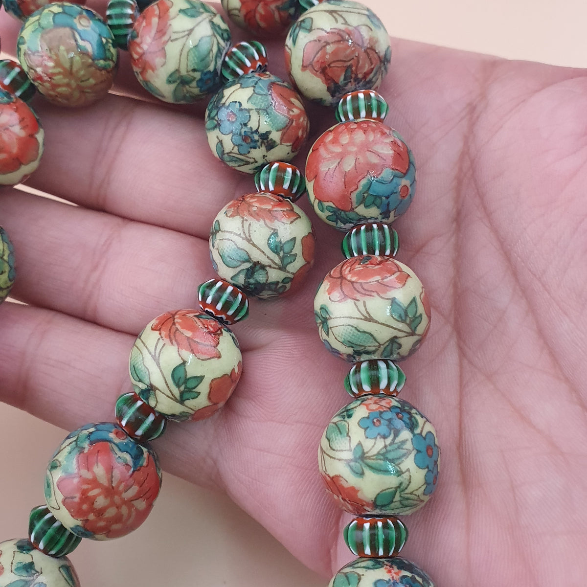 Collier de perles en verre à motifs floraux et chevrons, style céramique vénitienne vintage
