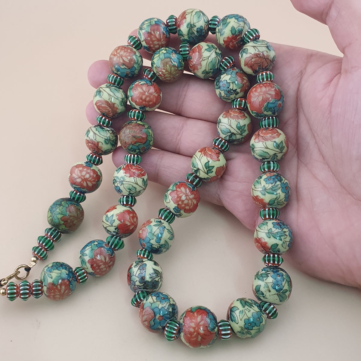 Collier de perles en verre à motifs floraux et chevrons, style céramique vénitienne vintage
