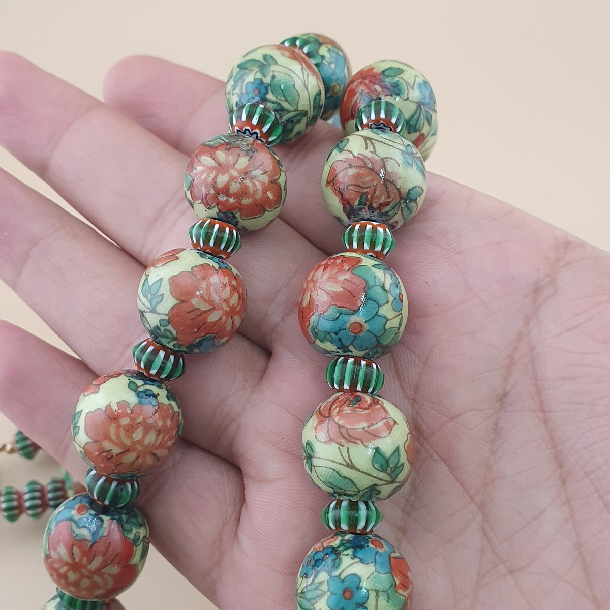 Collier de perles en verre à motifs floraux et chevrons, style céramique vénitienne vintage