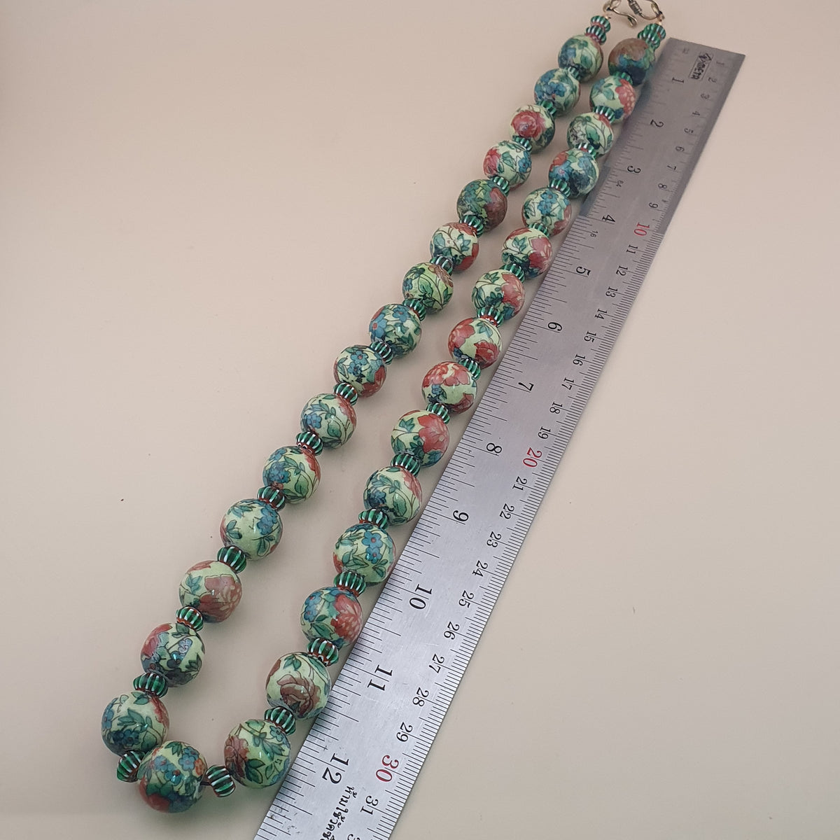 Collier de perles en verre à motifs floraux et chevrons, style céramique vénitienne vintage