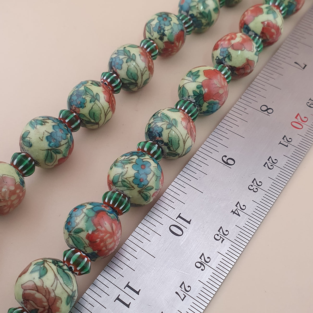 Collier de perles en verre à motifs floraux et chevrons, style céramique vénitienne vintage