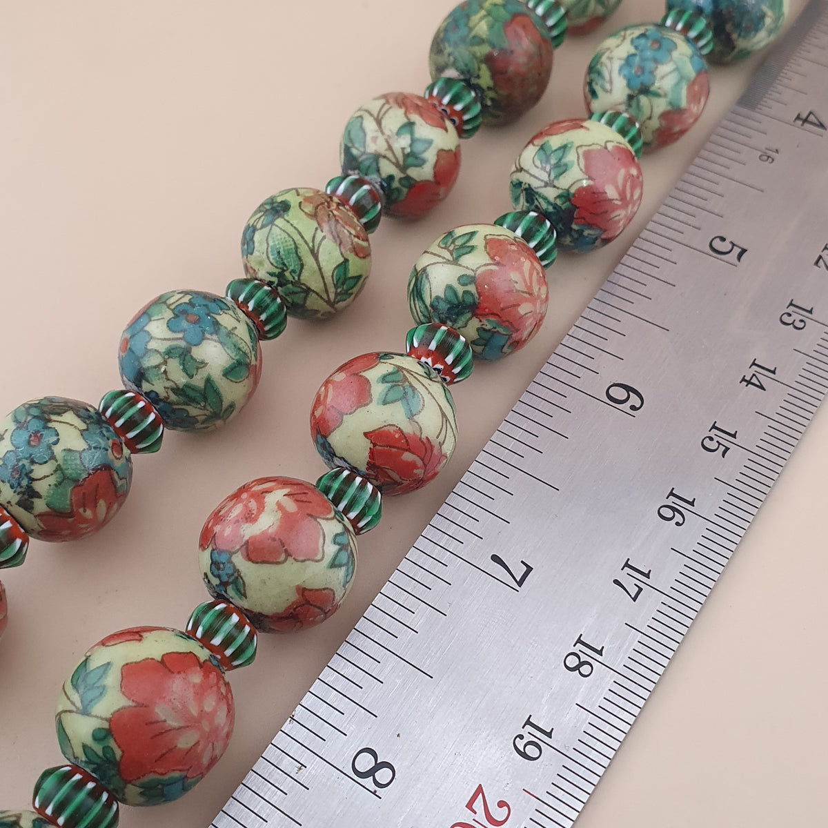 Collier de perles en verre à motifs floraux et chevrons, style céramique vénitienne vintage