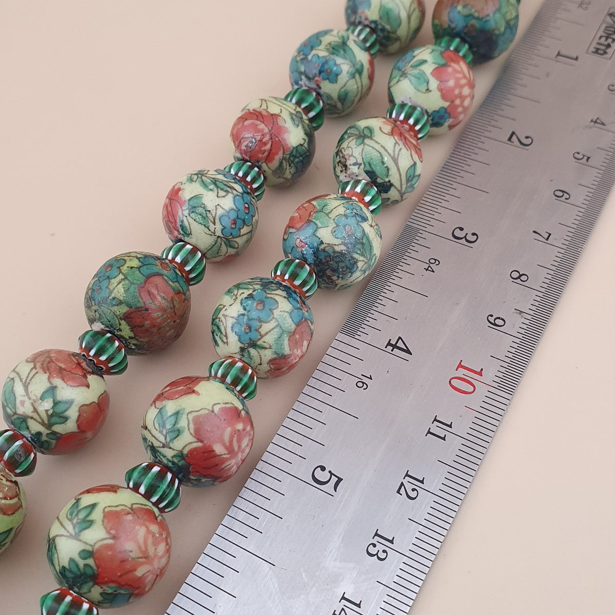 Collier de perles en verre à motifs floraux et chevrons, style céramique vénitienne vintage