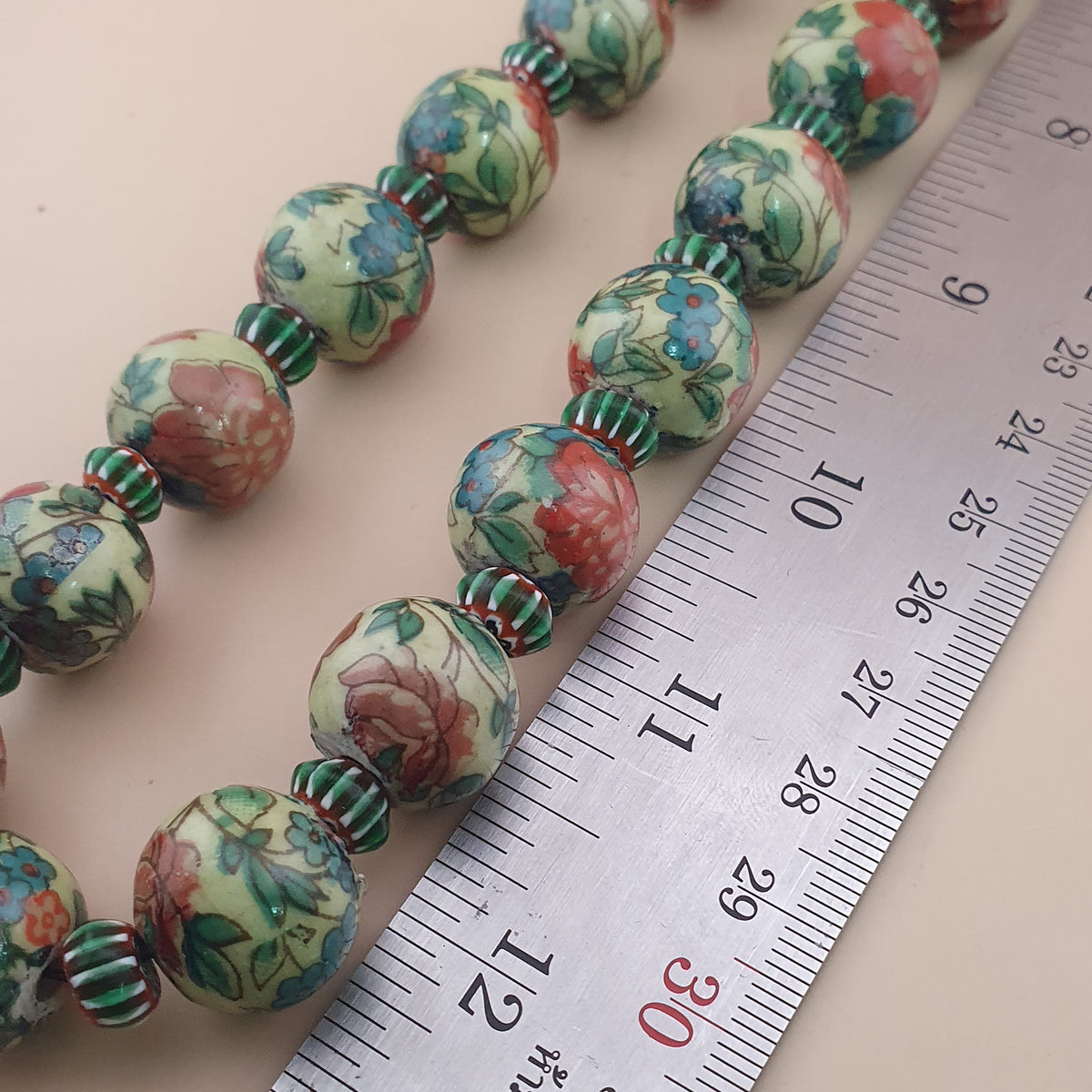 Collier de perles en verre à motifs floraux et chevrons, style céramique vénitienne vintage