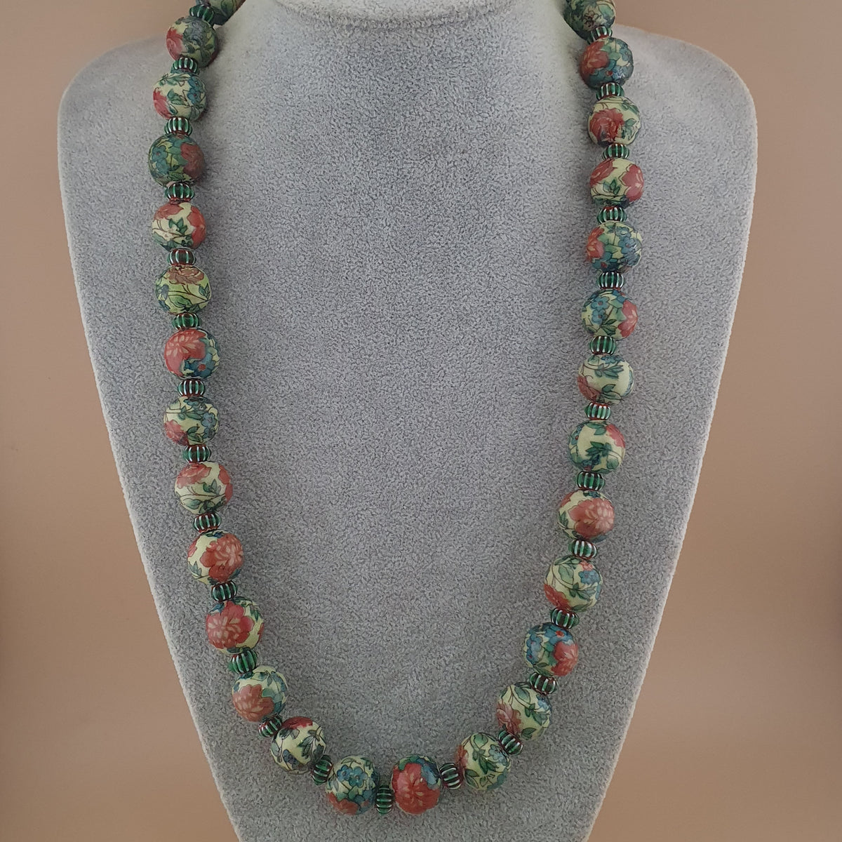 Collier de perles en verre à motifs floraux et chevrons, style céramique vénitienne vintage