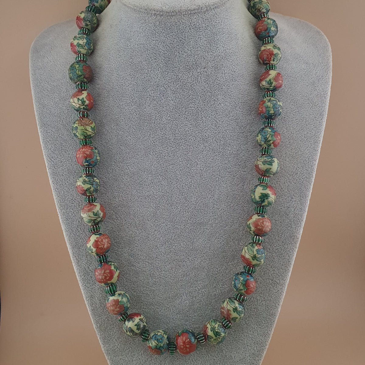 Collier de perles en verre à motifs floraux et chevrons, style céramique vénitienne vintage