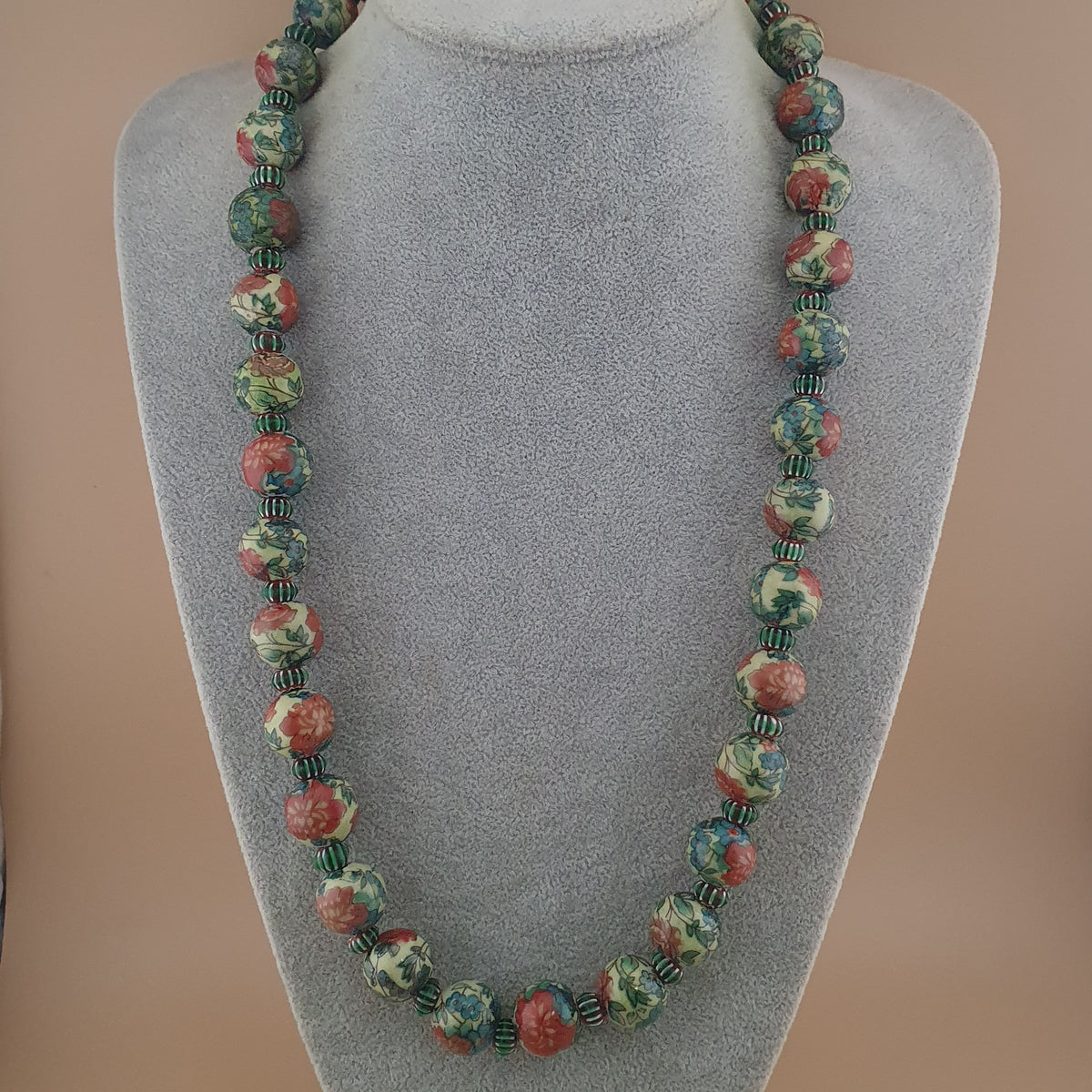 Collier de perles en verre à motifs floraux et chevrons, style céramique vénitienne vintage