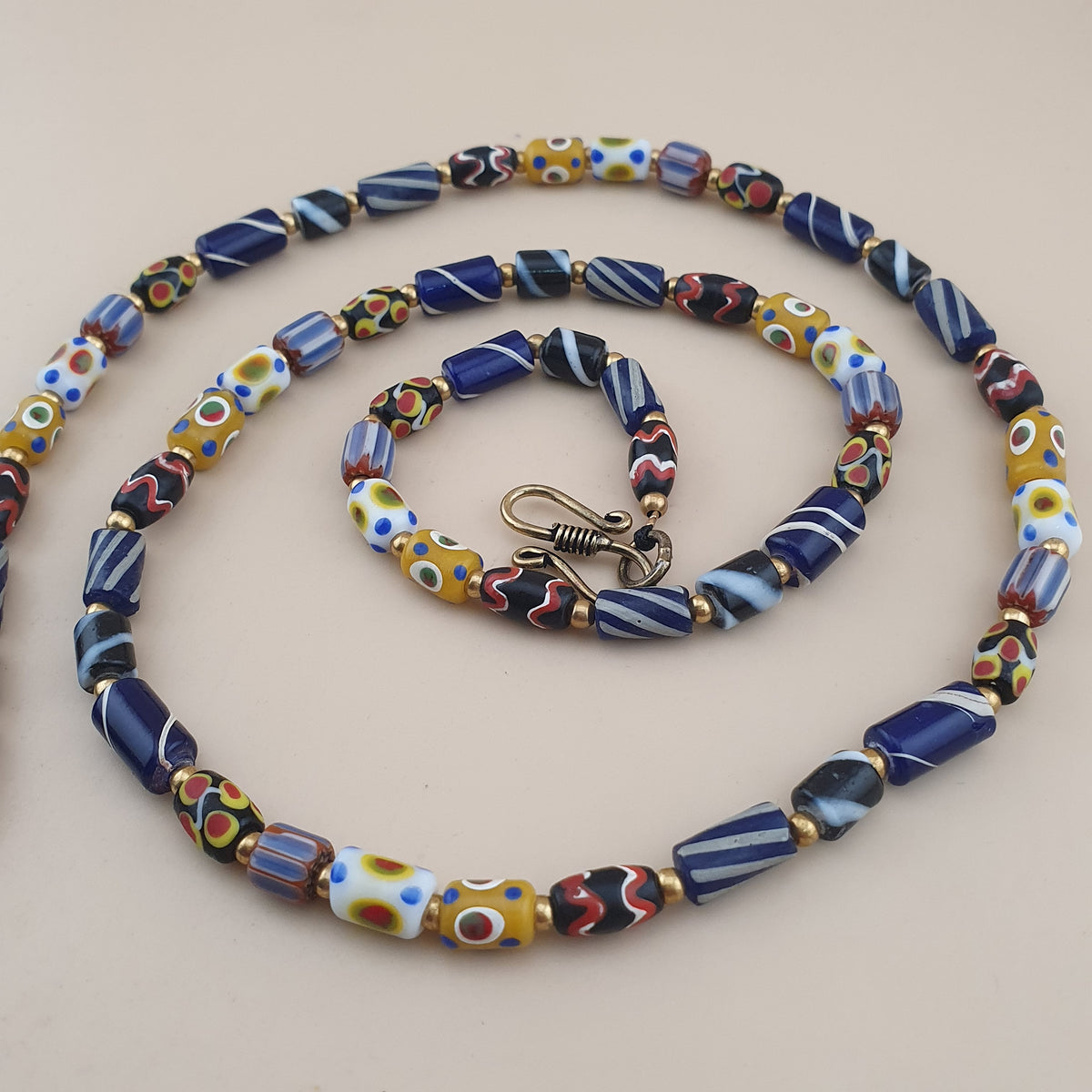 Collier en perles de verre mélange d'yeux et rayures, style vénitien vintage