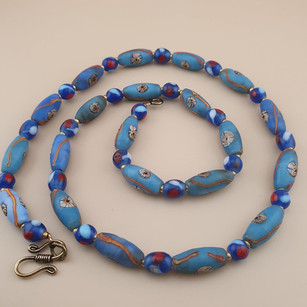 Collier de perles de verre de style vénitien ancien et perles de verre millefiori