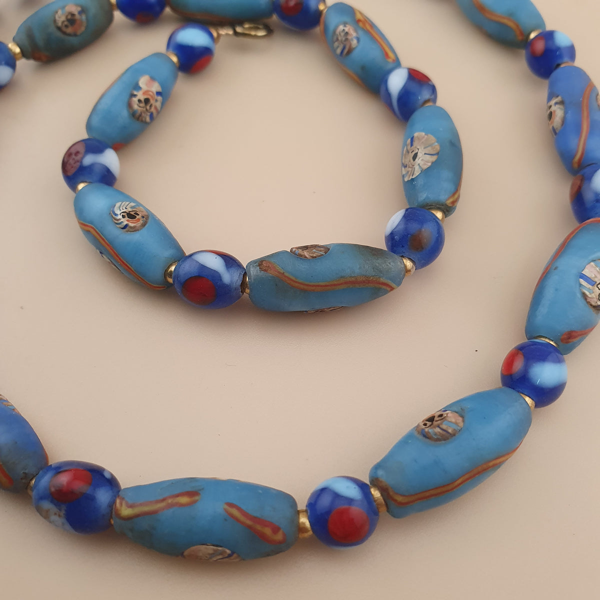 Collier de perles de verre de style vénitien ancien et perles de verre millefiori