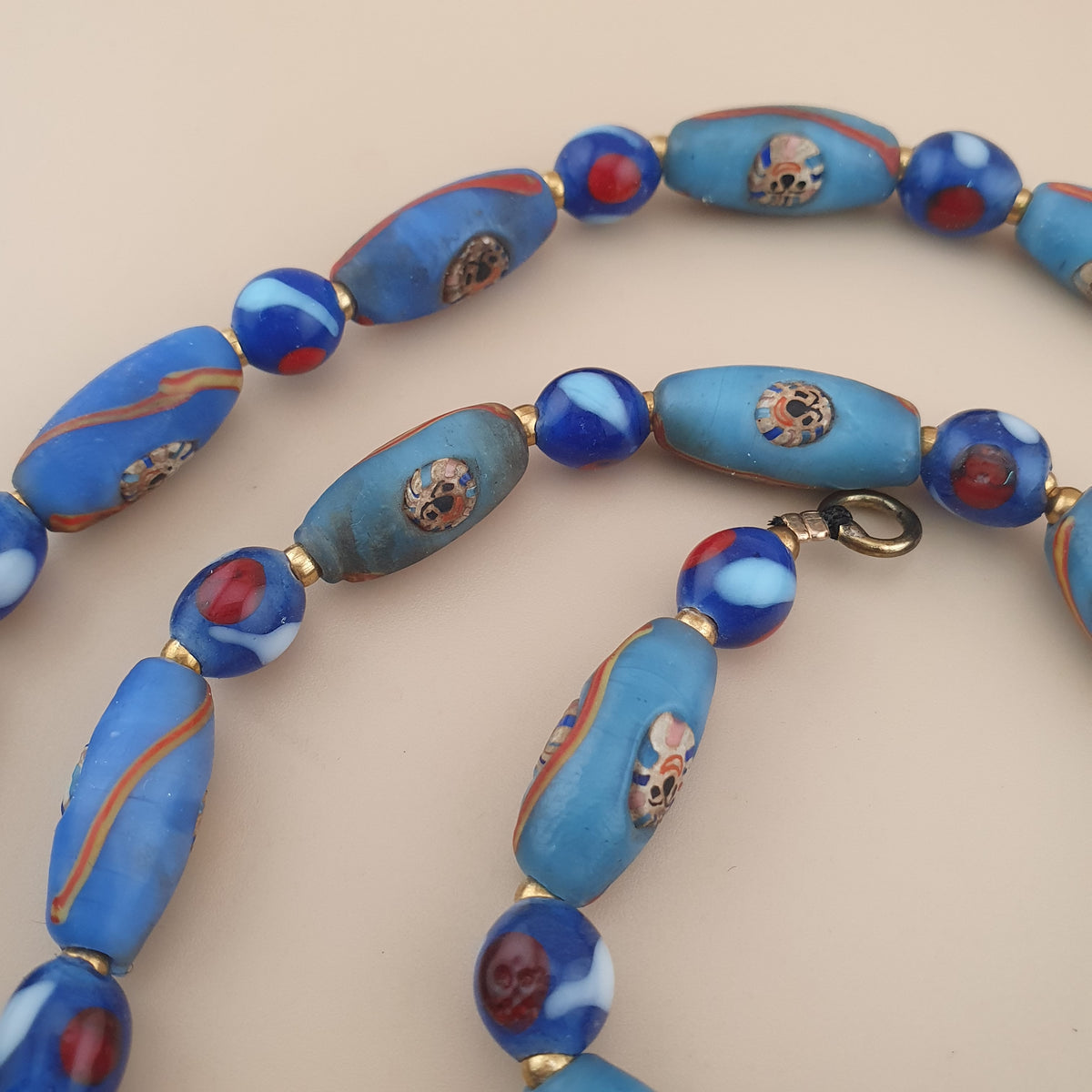 Collier de perles de verre de style vénitien ancien et perles de verre millefiori
