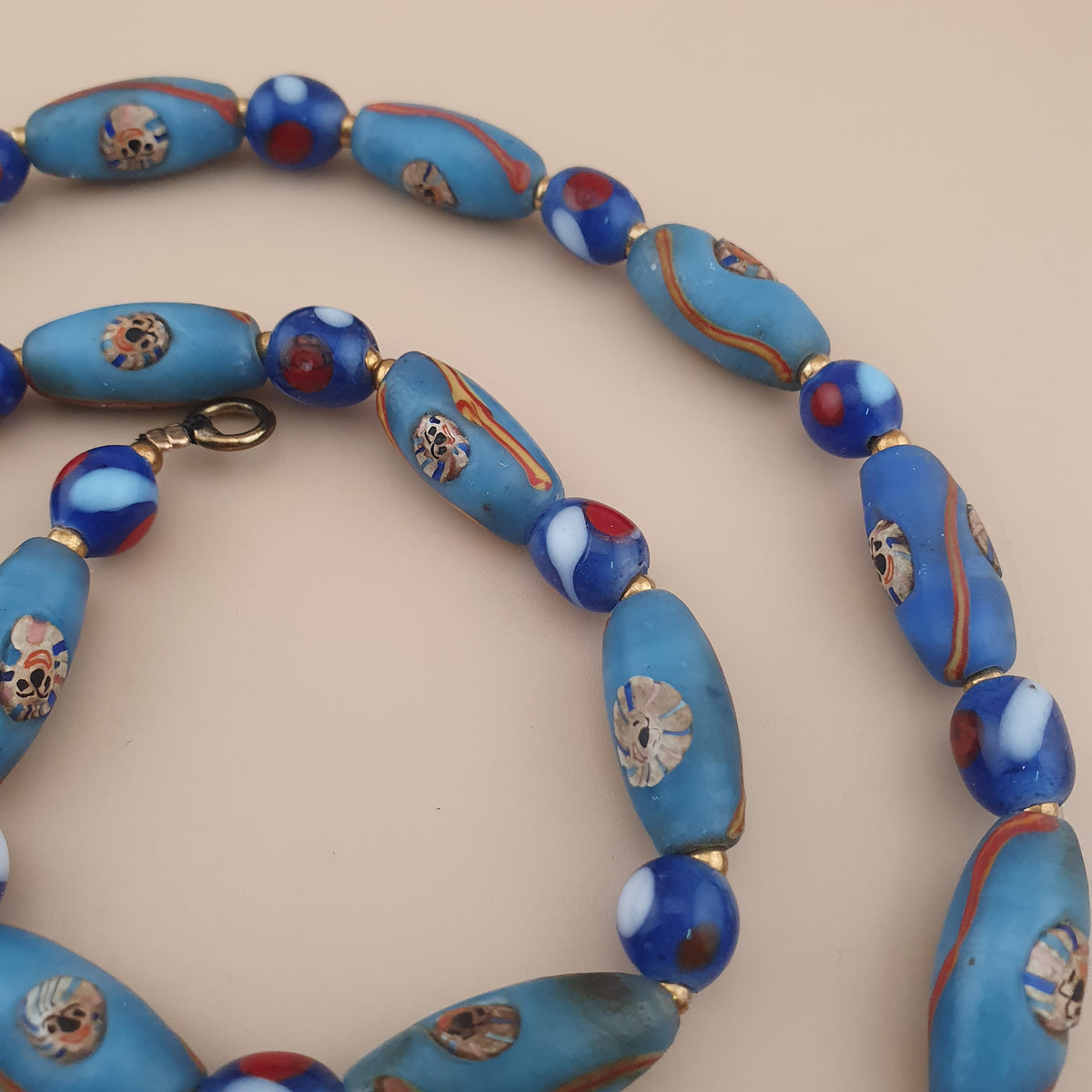 Collier de perles de verre de style vénitien ancien et perles de verre millefiori