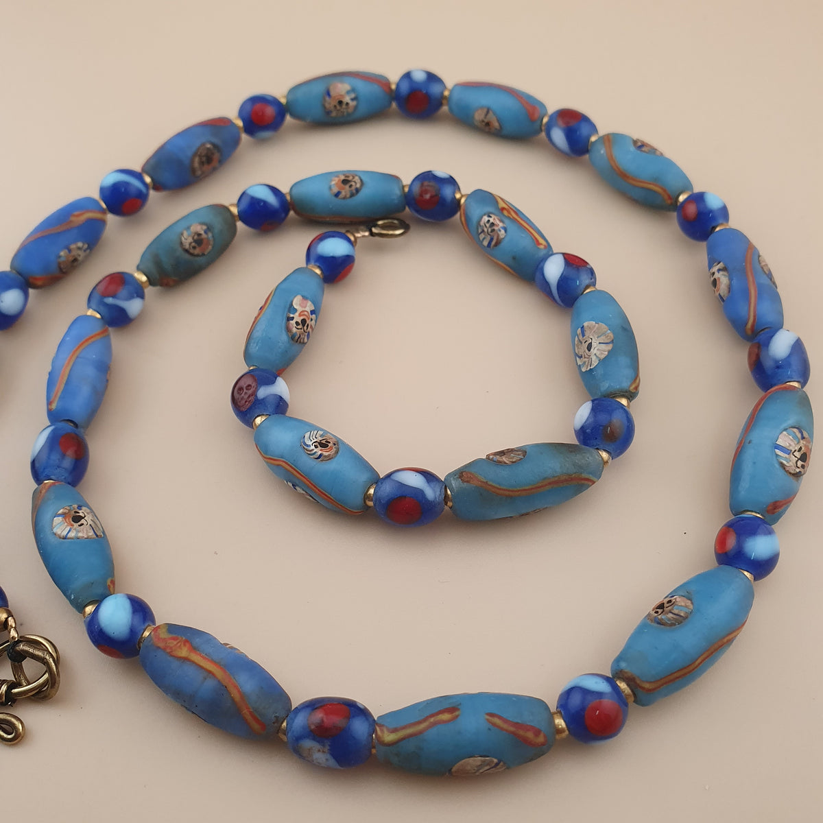 Collier de perles de verre de style vénitien ancien et perles de verre millefiori