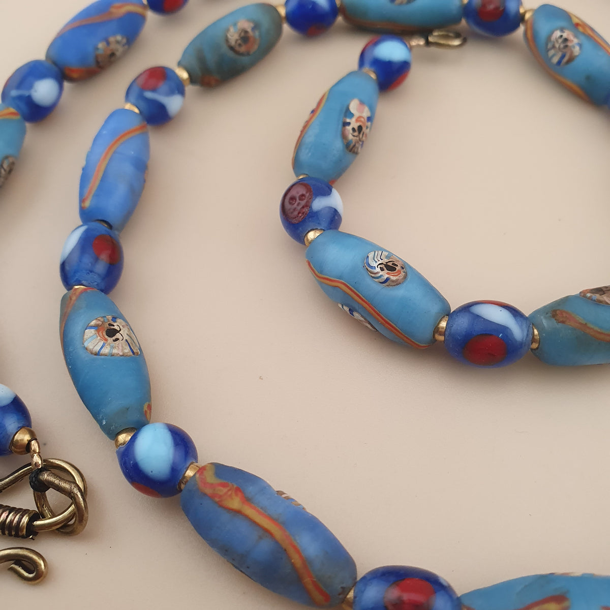 Collier de perles de verre de style vénitien ancien et perles de verre millefiori