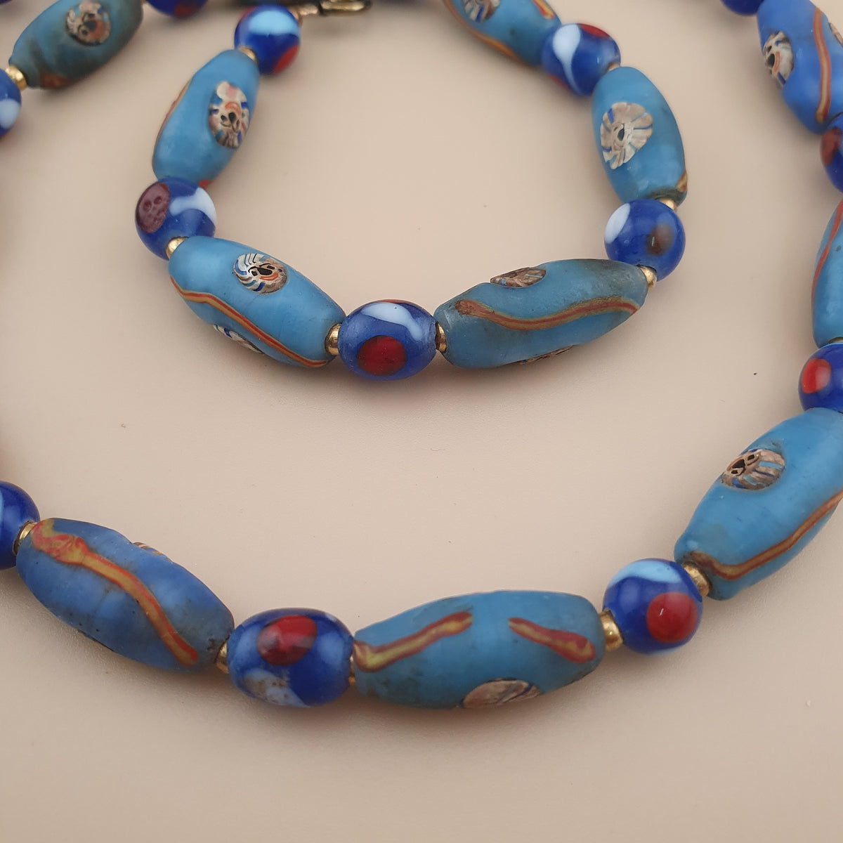 Collier de perles de verre de style vénitien ancien et perles de verre millefiori