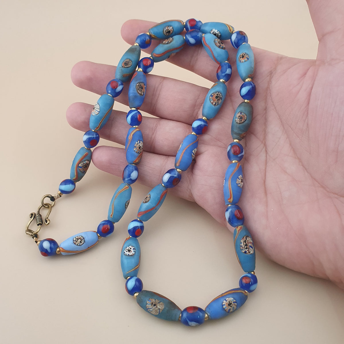 Collier de perles de verre de style vénitien ancien et perles de verre millefiori