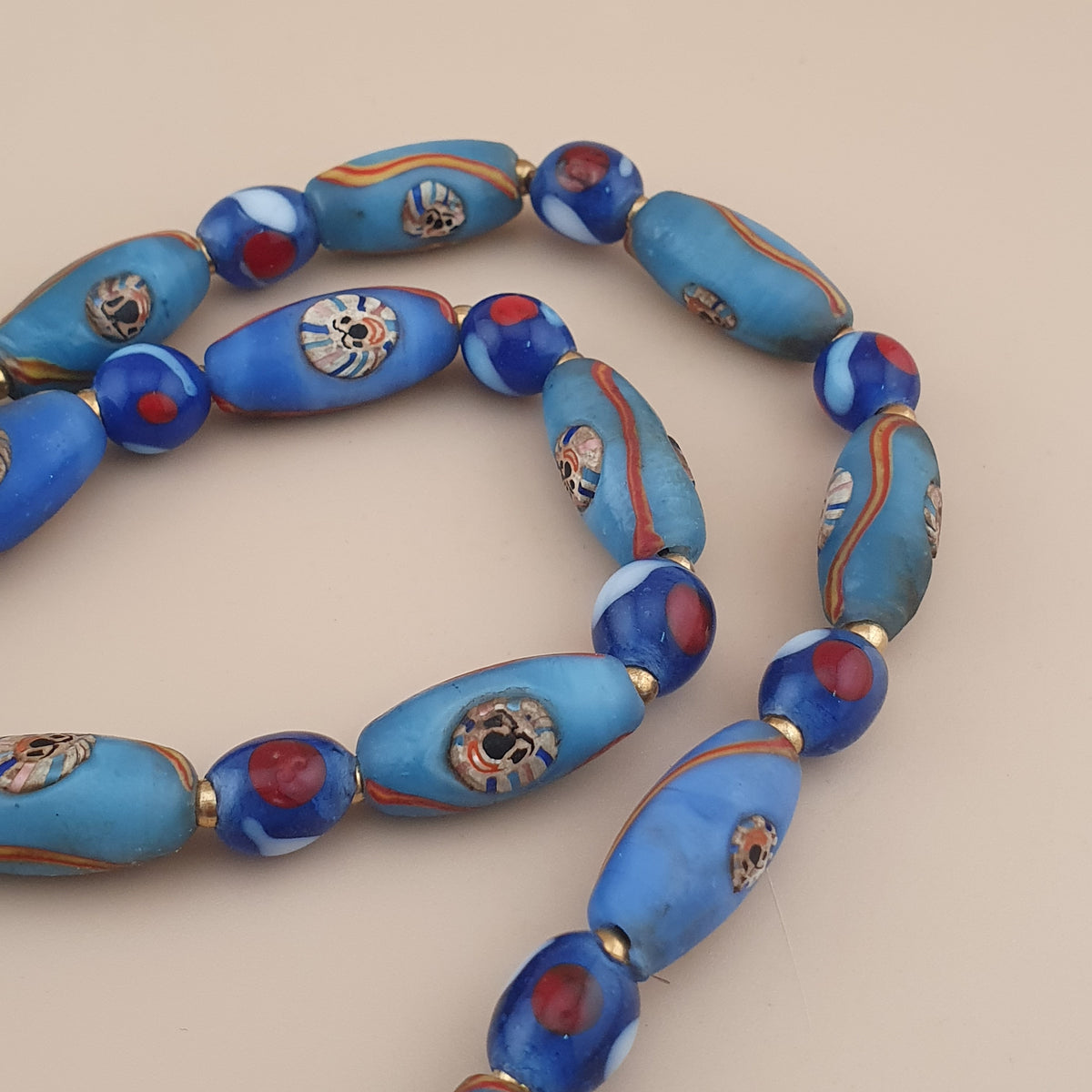 Collier de perles de verre de style vénitien ancien et perles de verre millefiori