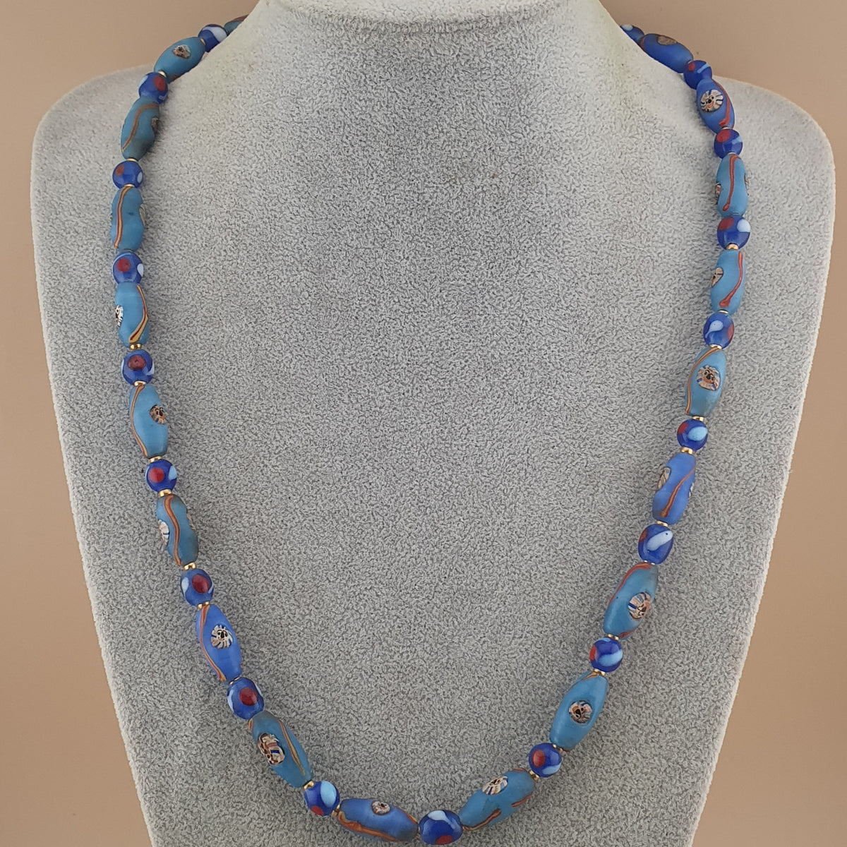 Collier de perles de verre de style vénitien ancien et perles de verre millefiori