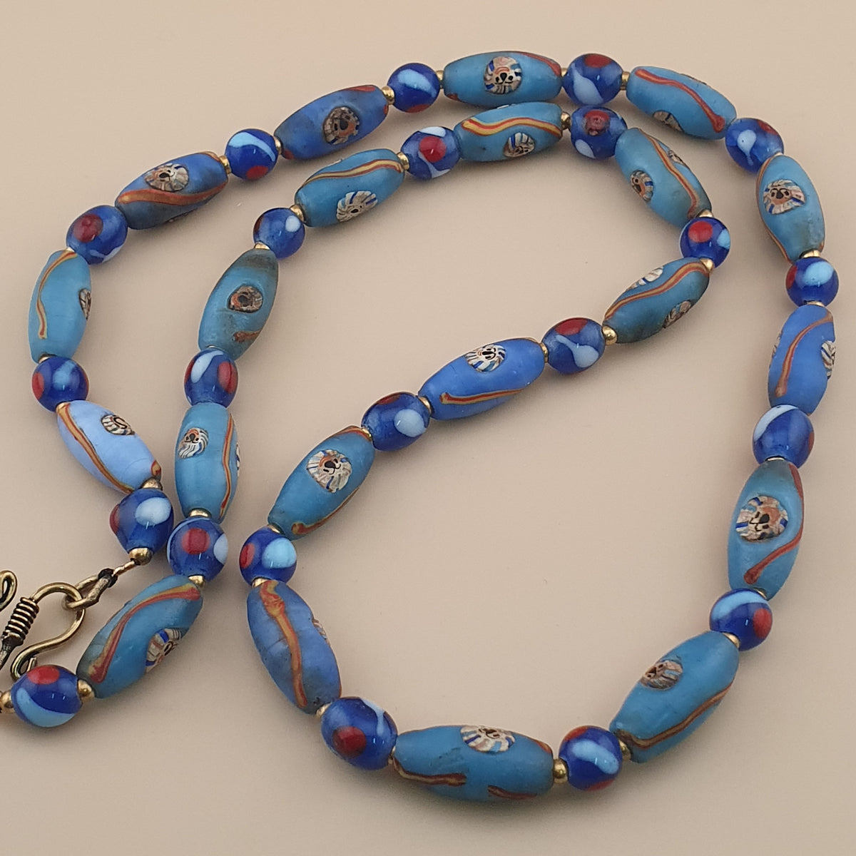 Collier de perles de verre de style vénitien ancien et perles de verre millefiori