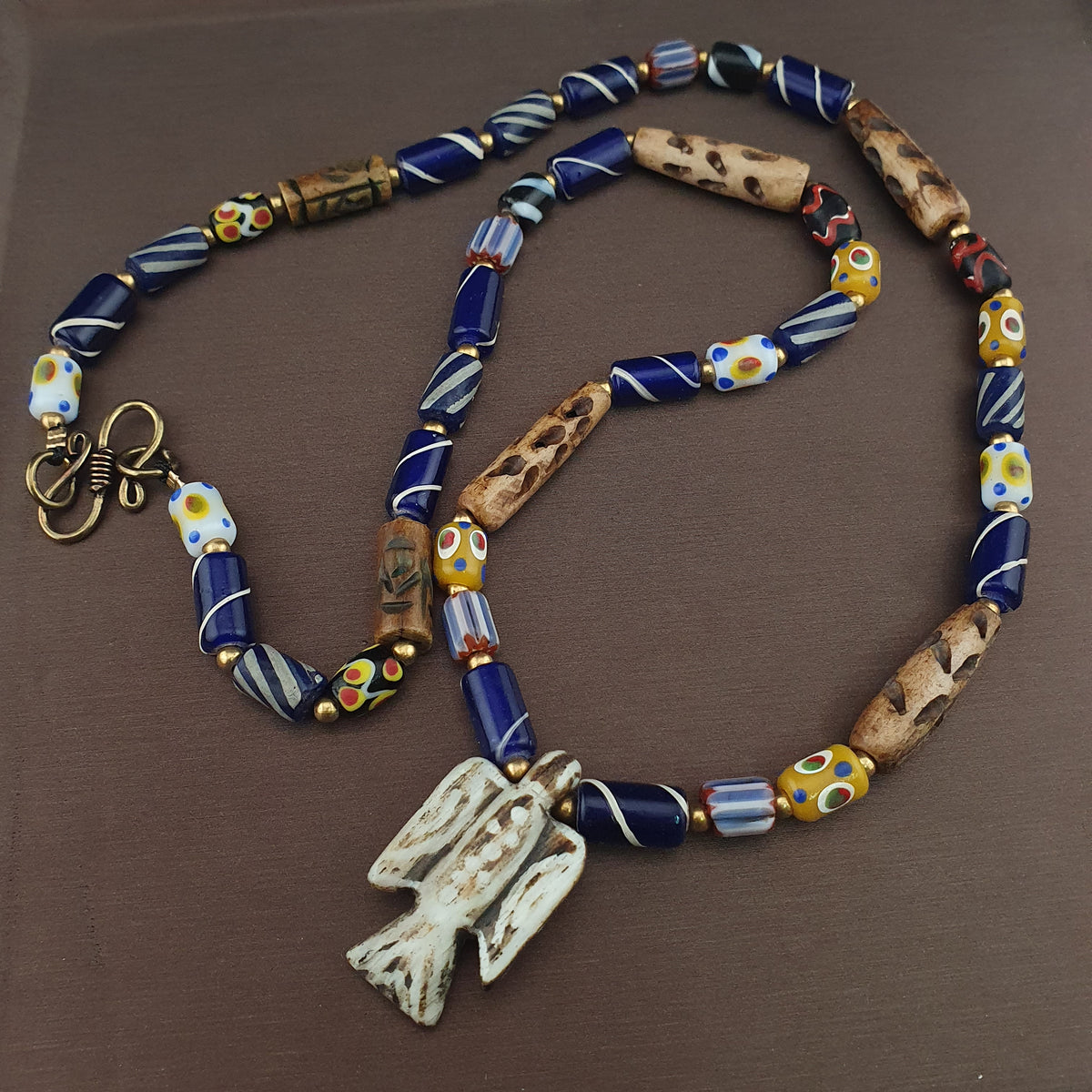 Collier pendentif Pumtek avec perles en verre de style vénitien et os de mélange vintage