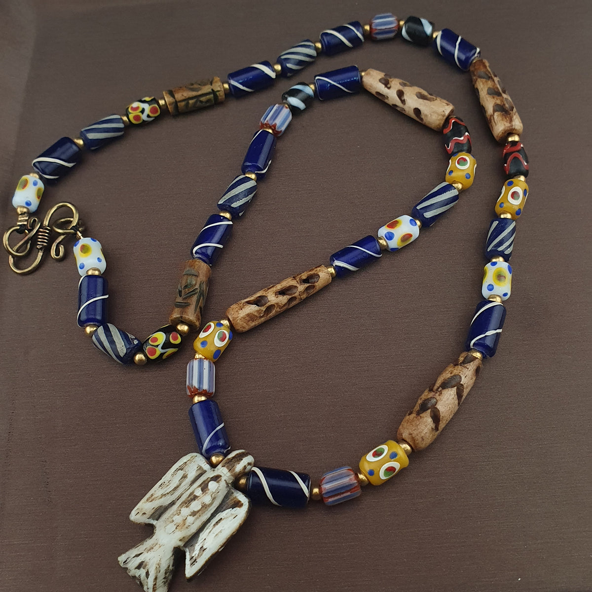 Collier pendentif Pumtek avec perles en verre de style vénitien et os de mélange vintage