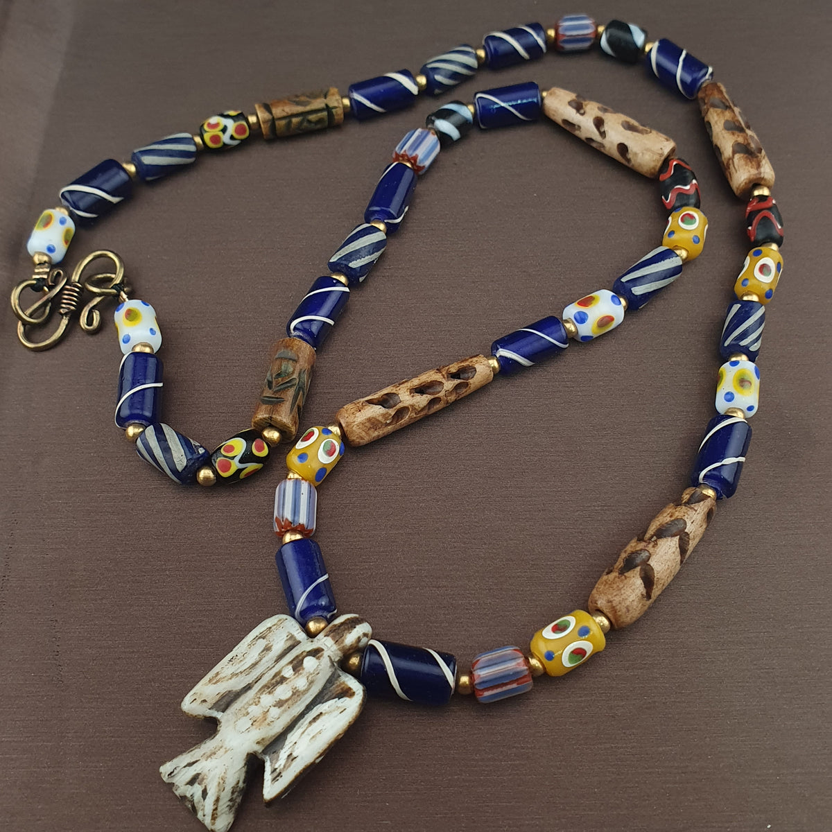 Collier pendentif Pumtek avec perles en verre de style vénitien et os de mélange vintage