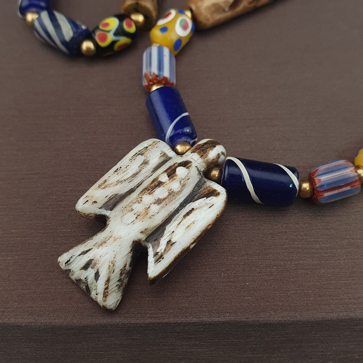 Collier pendentif Pumtek avec perles en verre de style vénitien et os de mélange vintage