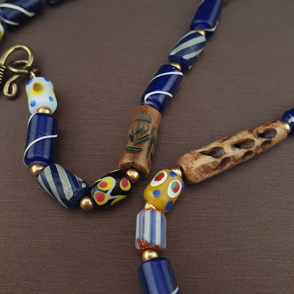 Collier pendentif Pumtek avec perles en verre de style vénitien et os de mélange vintage
