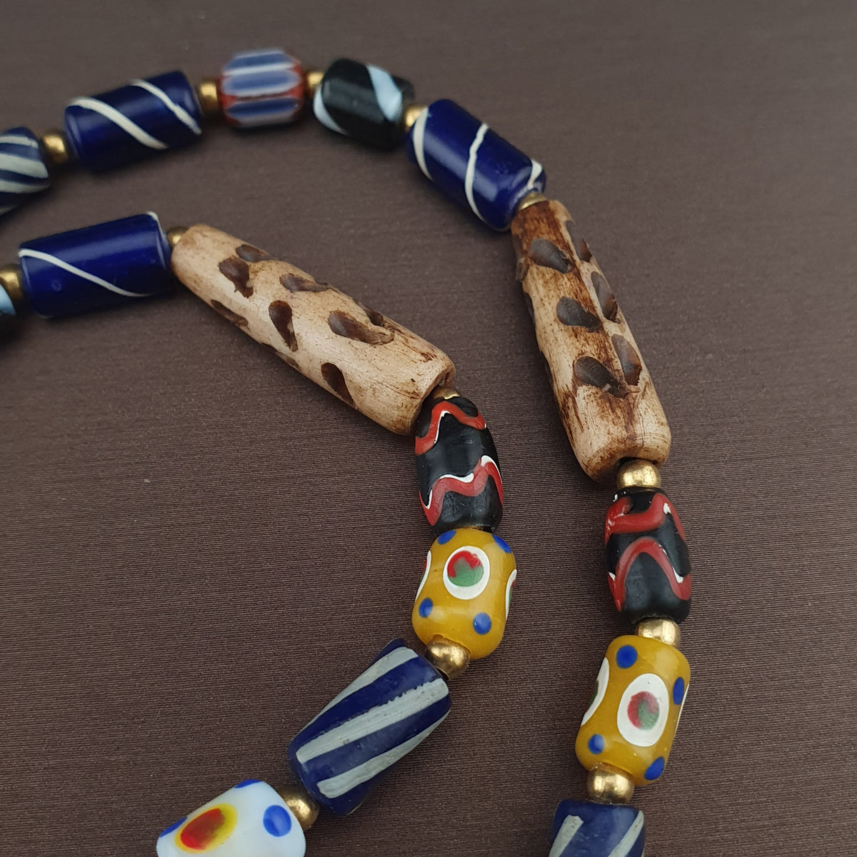 Collier pendentif Pumtek avec perles en verre de style vénitien et os de mélange vintage
