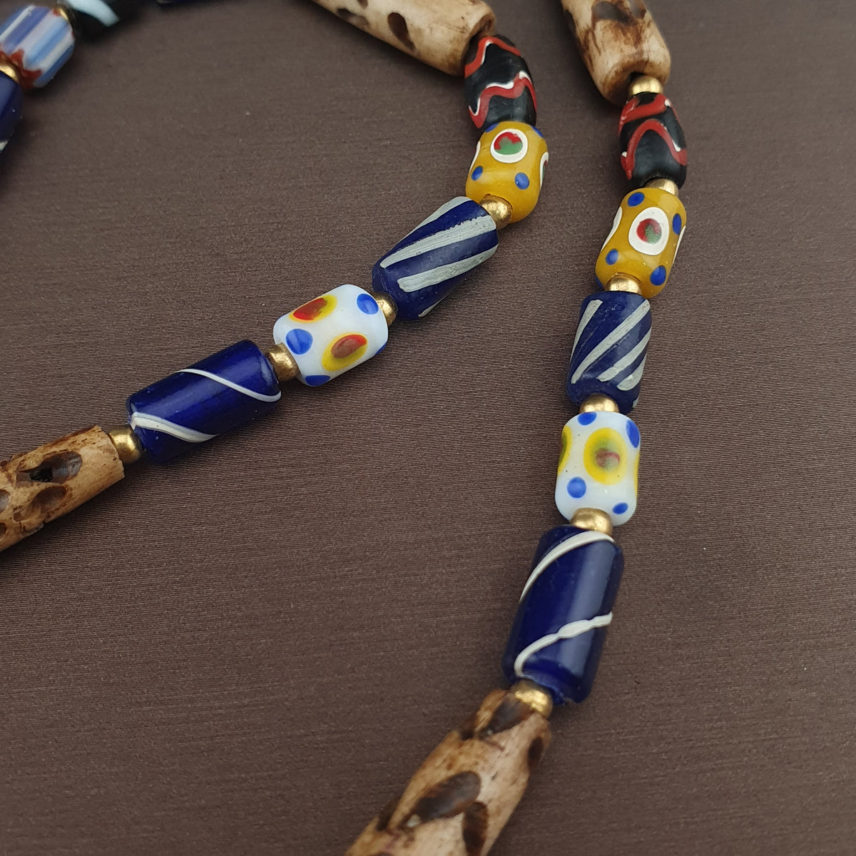 Collier pendentif Pumtek avec perles en verre de style vénitien et os de mélange vintage