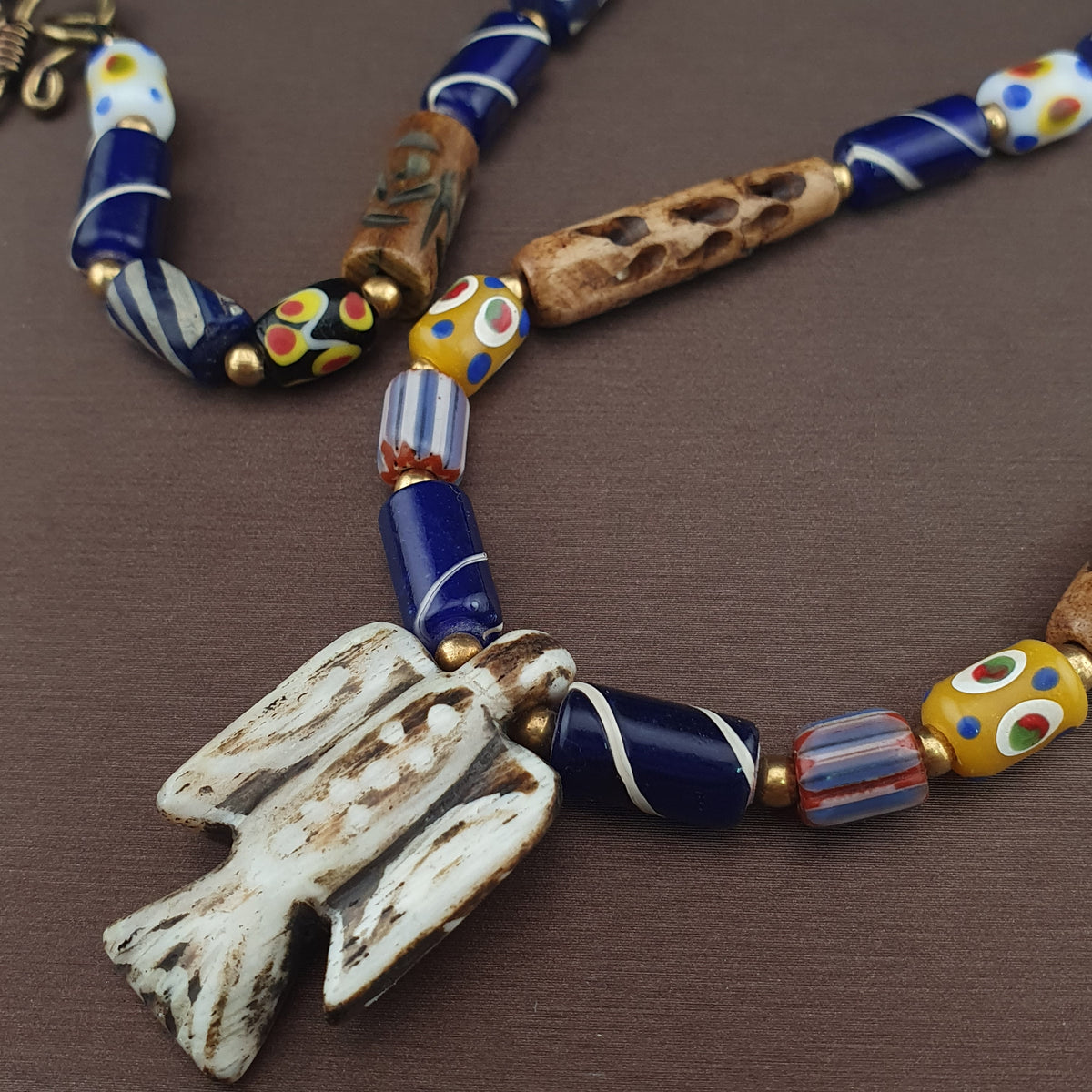 Collier pendentif Pumtek avec perles en verre de style vénitien et os de mélange vintage