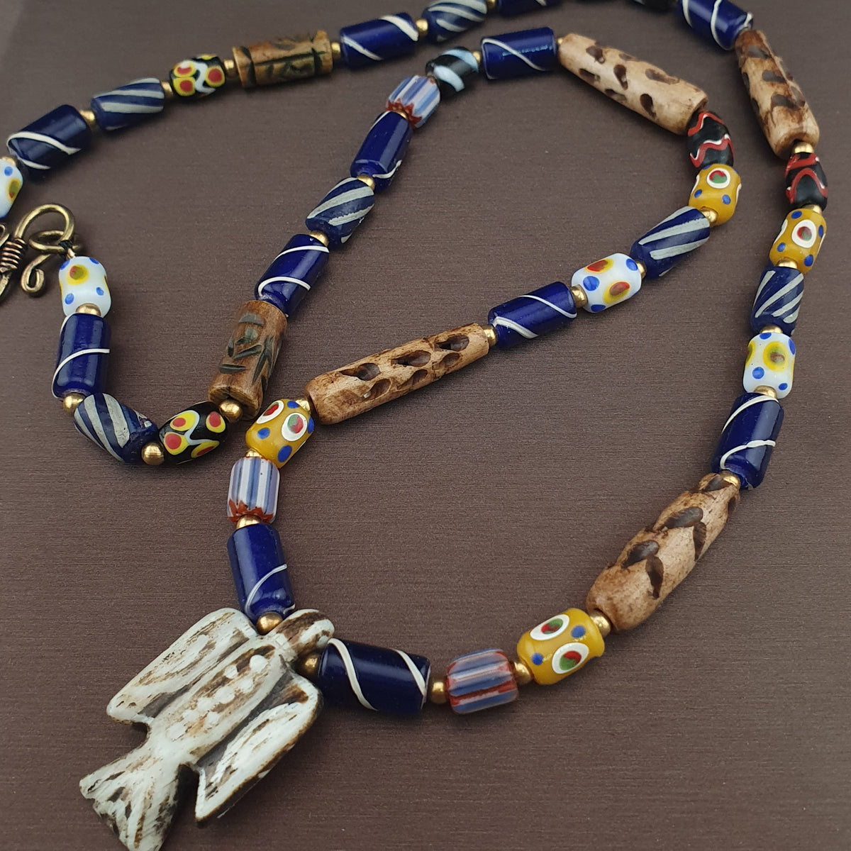 Collier pendentif Pumtek avec perles en verre de style vénitien et os de mélange vintage