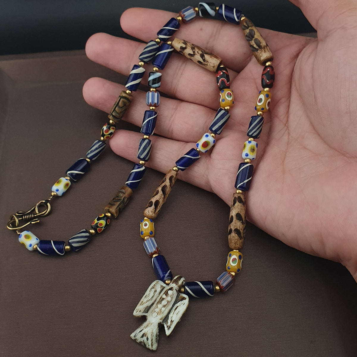 Collier pendentif Pumtek avec perles en verre de style vénitien et os de mélange vintage