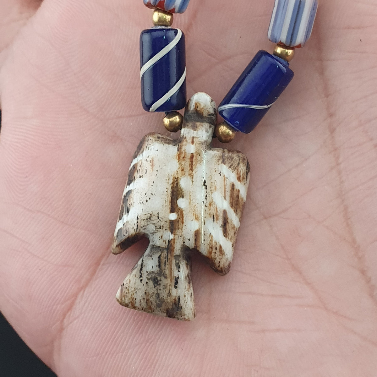 Collier pendentif Pumtek avec perles en verre de style vénitien et os de mélange vintage